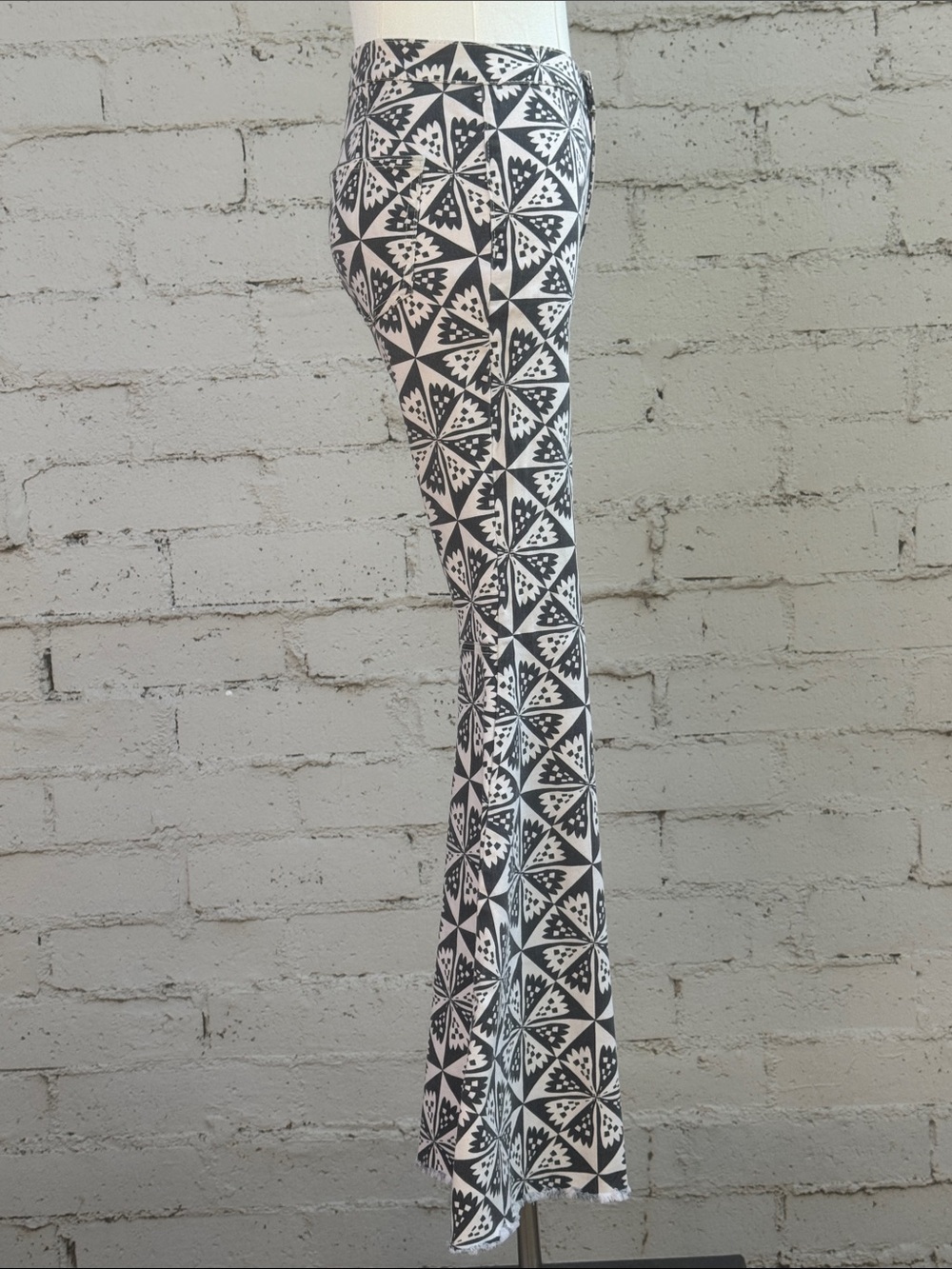 Free People We The Free Just Float On Flare Jeans Geo Black White Size 24 - Picture 7 of 15